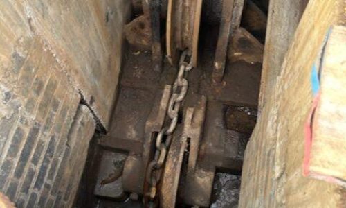 Hickman Engineering working on flood gate chain restraint maintenance for ABP (Associated British Ports) - Close up of chain